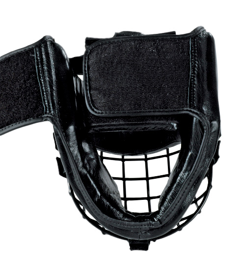 Casque avec grille en fer