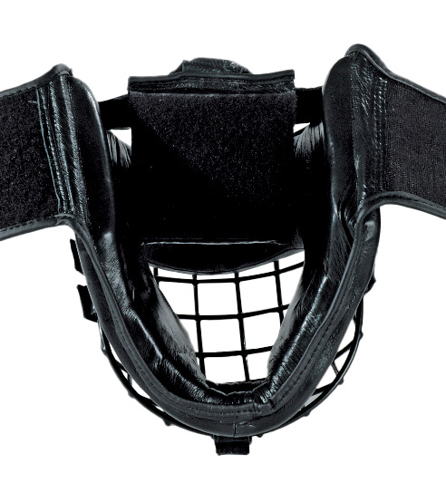 Casque avec grille en fer